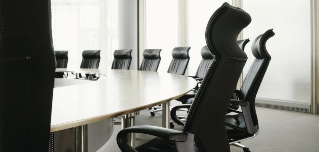 Μαύρες καρέκλες Modus Executive γύρω από τραπέζι συσκέψεων, για βέλτιστη στήριξη και άνεση.