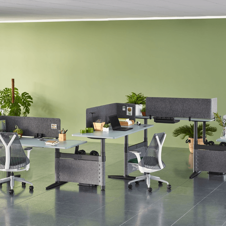 Herman Miller Atlas Office Landscape: σύγχρονα ρυθμιζόμενα γραφεία με γκρι διαχωριστικά και εργονομικές καρέκλες.