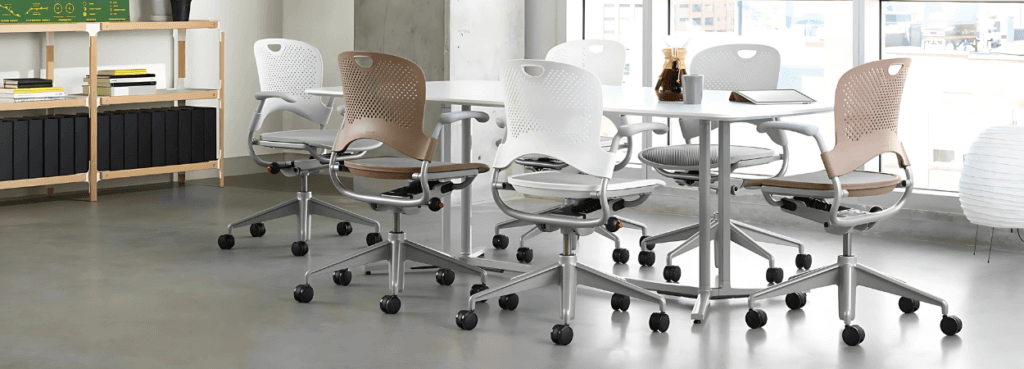 Καρέκλες Herman Miller Caper σε αίθουσα συσκέψεων. Ευέλικτα καθίσματα με ροδάκια.