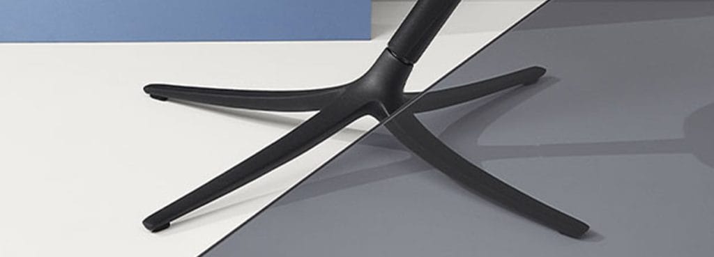 Close-up of the Callita chair's black, minimalist base. Modern design for social spaces.