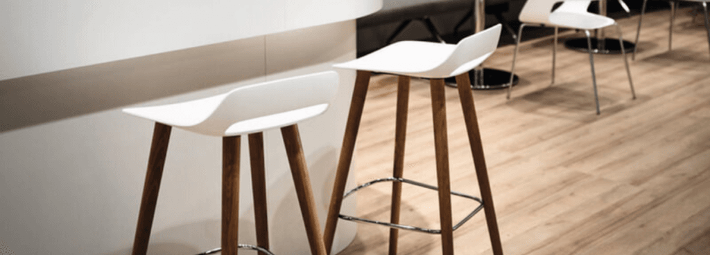 Σύγχρονο Occo Stool της Wilkhahn. Λευκό εργονομικό κάθισμα με ξύλινα πόδια και χρωμιωμένο υποπόδιο.