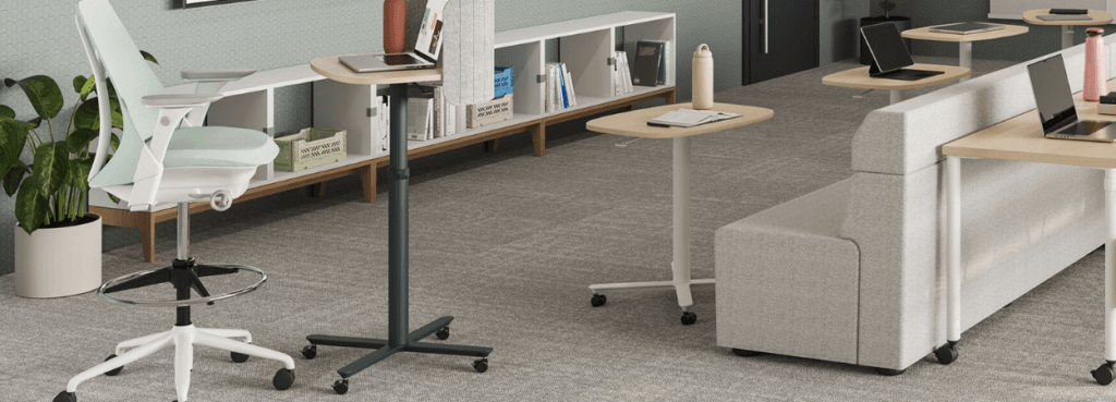 Σύγχρονο γραφείο με ανοιχτοπράσινο Sayl Stool εργονομικού σχεδιασμού, για χώρους συνεργασίας.