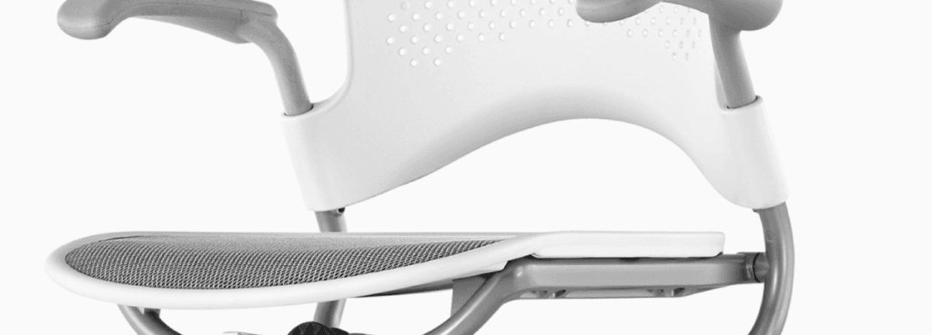Κοντινό πλάνο λευκού και γκρι σκαμπό Caper της Herman Miller.