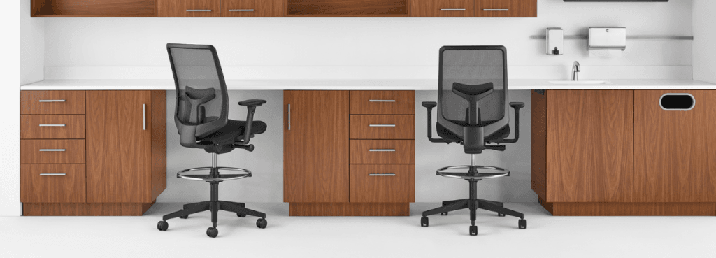 Εργονομικό μαύρο σκαμπό Verus της Herman Miller για ψηλές θέσεις εργασίας.