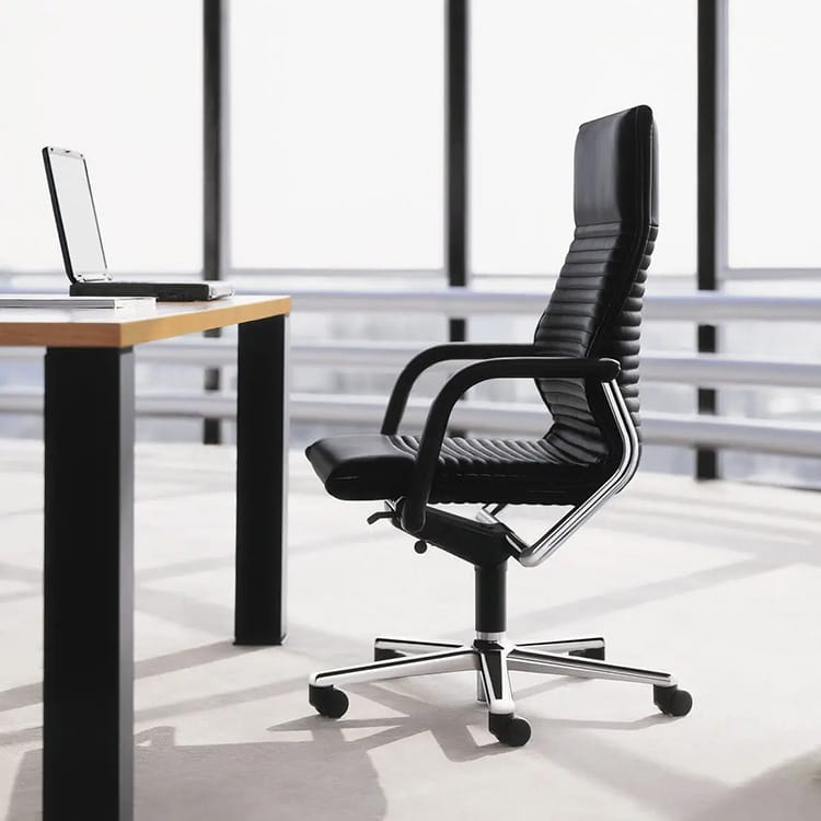 Black leather FS Line Management executive chair with armrests and a five-star base.