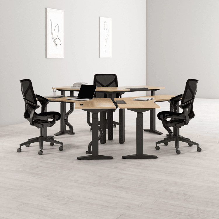 Θέση εργασίας Ratio της Herman Miller με μαύρες καρέκλες. Σύγχρονα έπιπλα γραφείου.