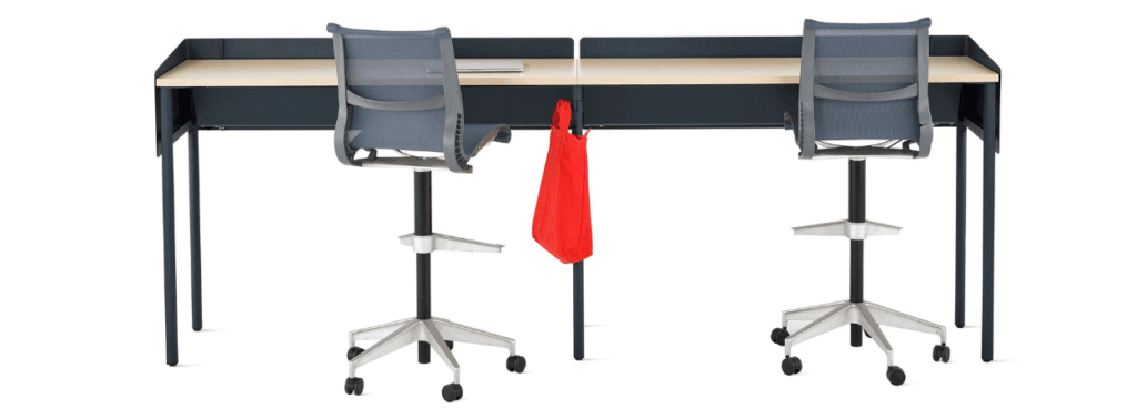 Δύο γκρι Setu Stool σε γραφείο, με εργονομικό σχεδιασμό για χώρους συνεργασίας.