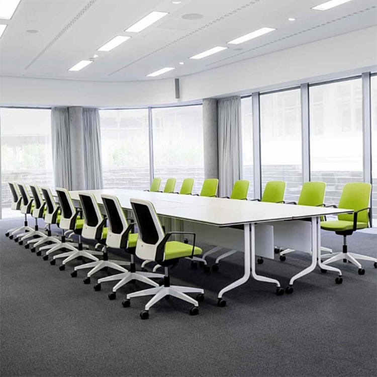 Conference room featuring Interstuhl BUDDYis3 chairs in green and white.