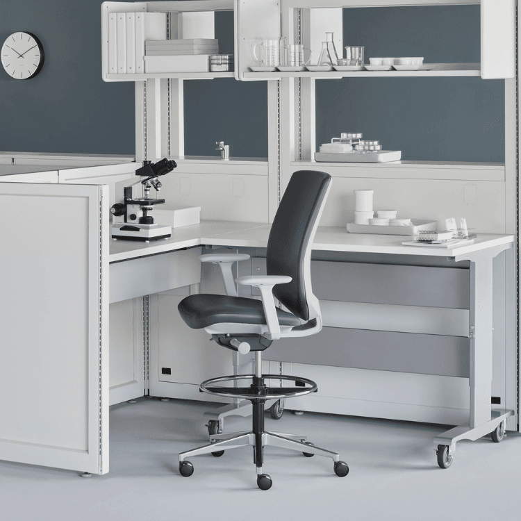 Εργονομικό σκαμπό Verus της Herman Miller σε μαύρο και λευκό, για εργαστήρια και χώρους σχεδίασης.