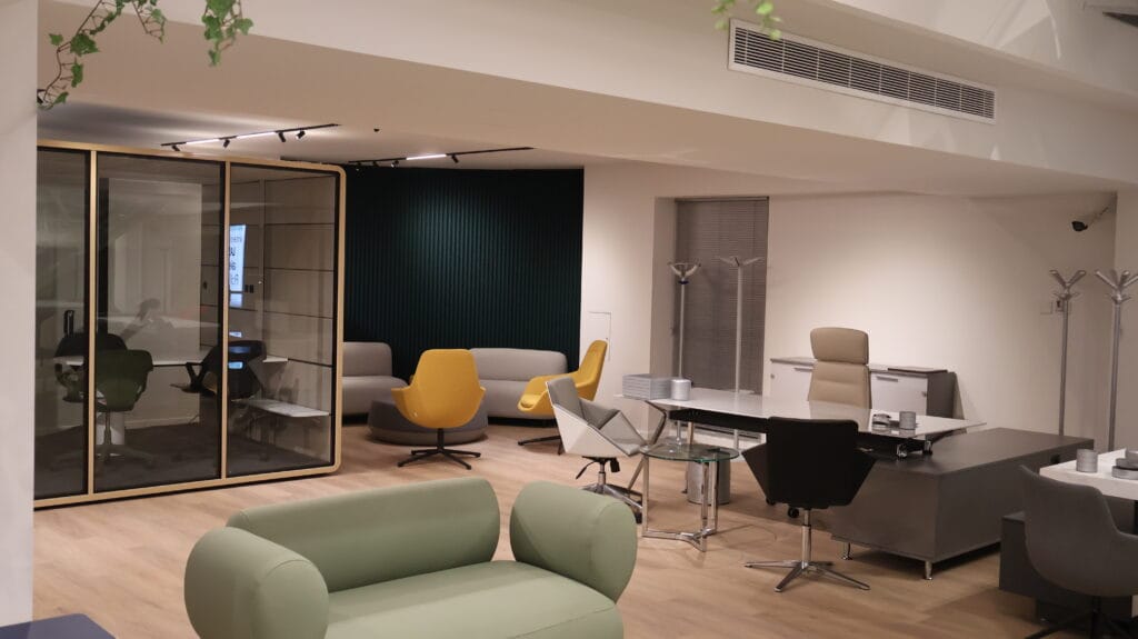 Έργο Studio Office στη Λευκωσία. Η εικόνα IMG_2754 δείχνει σύγχρονο εσωτερικό γραφείου με κομψά έπιπλα και γυάλινο θάλαμο συσκέψεων.