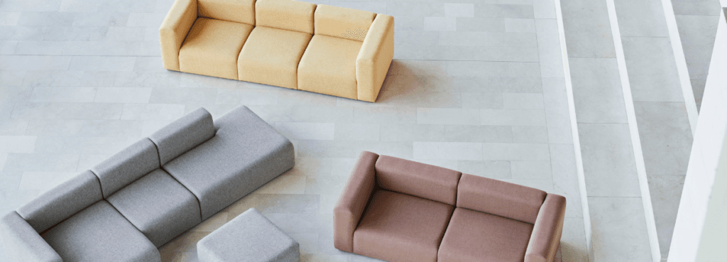 Λήψη από ψηλά του καναπέ HAY Mags Sofa σε κίτρινο, γκρι και καφέ. Αρθρωτά καθίσματα για χώρους κοινωνικής συνάντησης και χαλάρωσης.