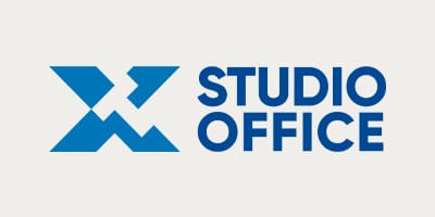 Λογότυπο Studio Office. Μπλε γεωμετρικό σύμβολο με την επιγραφή STUDIO OFFICE σε απλή γραμματοσειρά sans-serif.