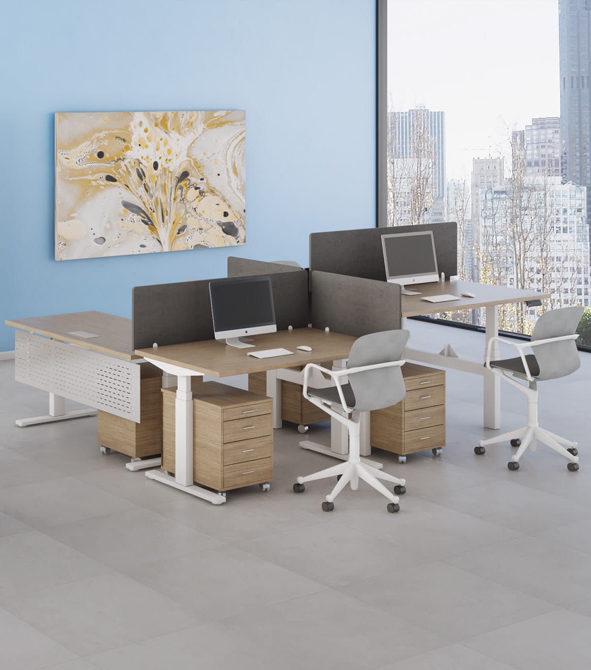 Γραφεία Studio Office Fly Series με διαχωριστικά πάνελ, υπολογιστές, τροχήλατες καρέκλες και ντουλάπια αποθήκευσης.
