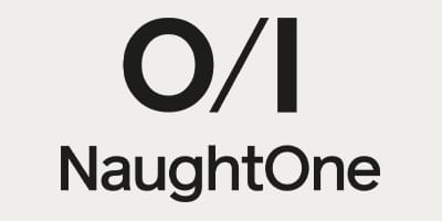 Λογότυπο NaughtOne. Μαύρα γράμματα σε ανοιχτόχρωμο φόντο.