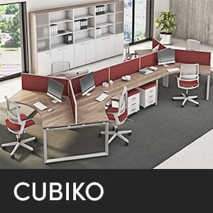 CUBIKO της Studio Office: χώρος γραφείου με γραφεία, καρέκλες και αποθηκευτικά έπιπλα. Σύγχρονος σχεδιασμός χώρου εργασίας.