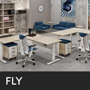 FLY της Studio Office με γραφεία, καρέκλες και μπλε καναπέδες. Σύγχρονα έπιπλα γραφείου.