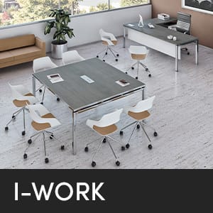 I-WORK της Studio Office. Τραπέζι συσκέψεων με τροχήλατες καρέκλες, γραφείο και καναπές σε σύγχρονο χώρο γραφείου.