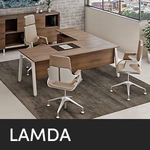 Διάταξη LAMDA της Studio Office με ξύλινο γραφείο και καρέκλες σε σύγχρονο εσωτερικό χώρο.