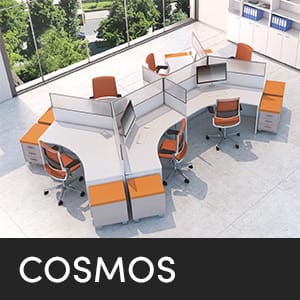 Λήψη από ψηλά σύγχρονου χώρου γραφείου Cosmos της Studio Office με πορτοκαλί καρέκλες και λευκά γραφεία.