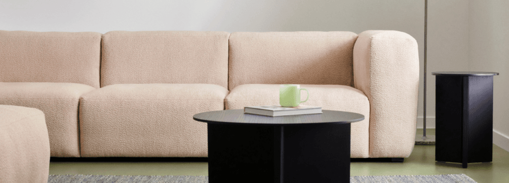 Καναπές Mags Soft Sofa με μπεζ ύφασμα μπουκλέ. Μοντέρνα αρθρωτά καθίσματα.
