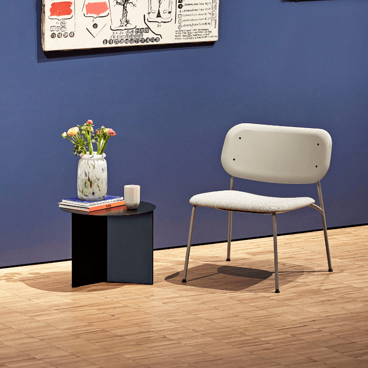Πολυθρόνα lounge Soft Edge 100 της HAY σε ανοιχτό γκρι με ατσάλινα πόδια. Σύγχρονος σχεδιασμός για χώρους χαλάρωσης.