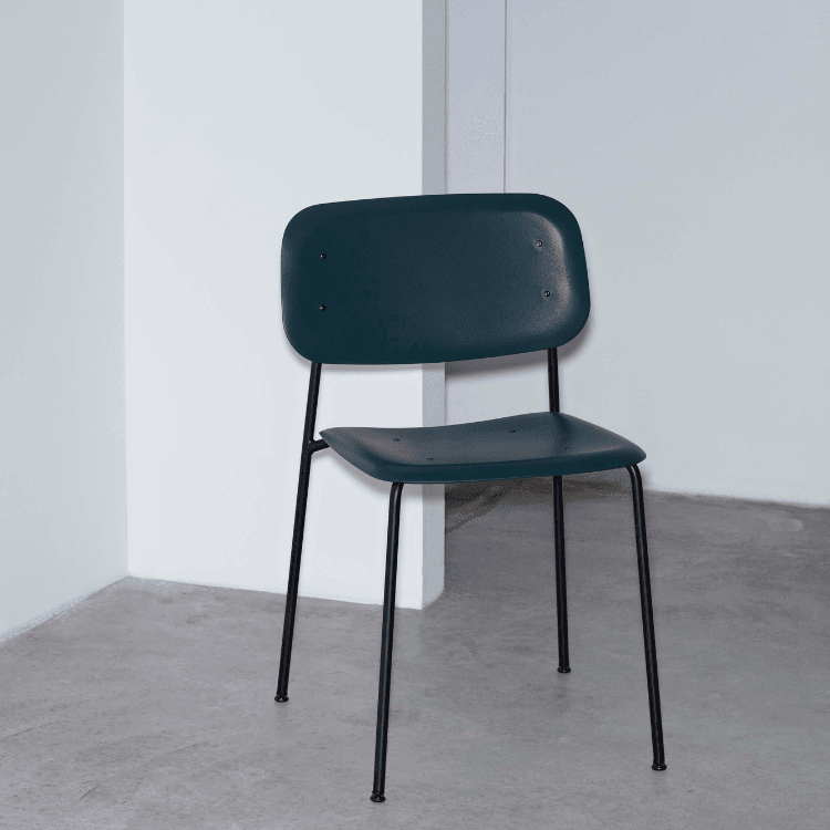Καρέκλα HAY Soft Edge 45. Σκούρο πράσινο πλαστικό κάθισμα/πλάτη με μαύρα ατσάλινα πόδια. Σύγχρονος σχεδιασμός.