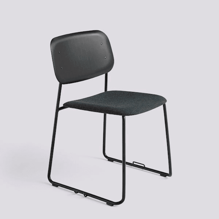 Καρέκλα HAY Soft Edge 52. Μαύρος ατσάλινος σκελετός, κάθισμα και πλάτη. Στοιβαζόμενος, σύγχρονος σχεδιασμός.
