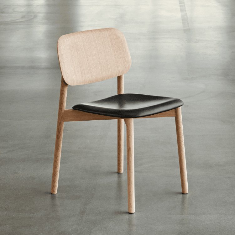 Καρέκλα HAY Soft Edge 60. Ξύλινος σκελετός, μαύρο κάθισμα. Μινιμαλιστικός, σύγχρονος σχεδιασμός. Ιδανική για εσωτερικούς χώρους.