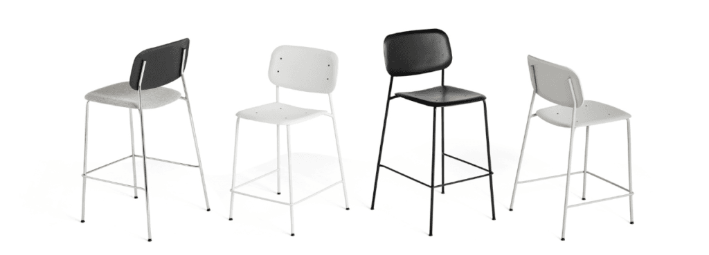 Σκαμπό μπαρ HAY Soft Edge 95. Μοντέρνος σχεδιασμός με ατσάλινα πόδια και πλαστικό κάθισμα/πλάτη σε μαύρο, λευκό και γκρι.