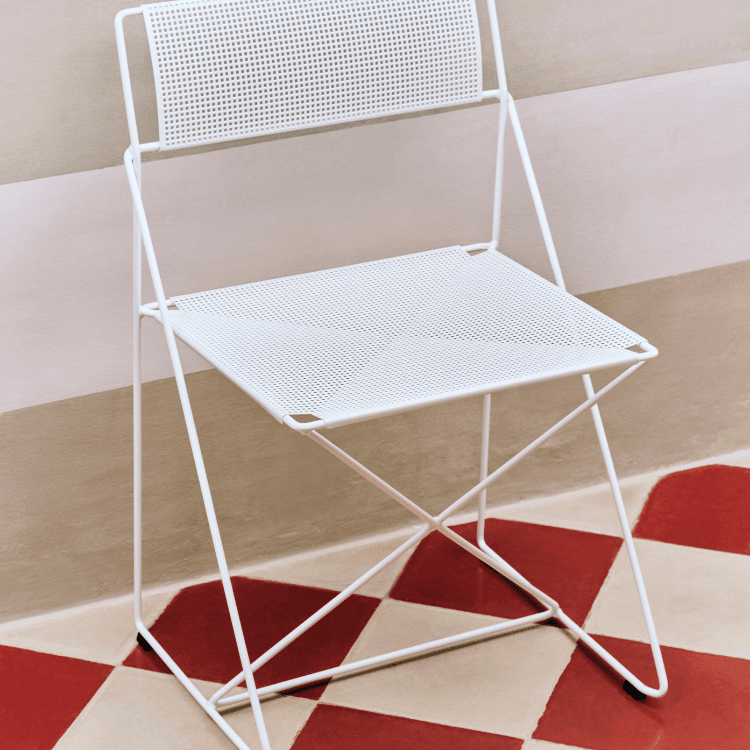 Λευκή καρέκλα X-Line Chair με διάτρητο κάθισμα και πλάτη. Σύγχρονο, μινιμαλιστικό στυλ.