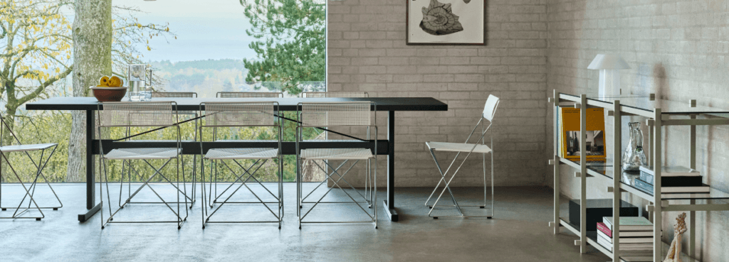 Μινιμαλιστική τραπεζαρία με καρέκλα X-Line Chair. Πλεκτό κάθισμα, μεταλλικός σκελετός. Σύγχρονος σχεδιασμός για το σπίτι ή το γραφείο.