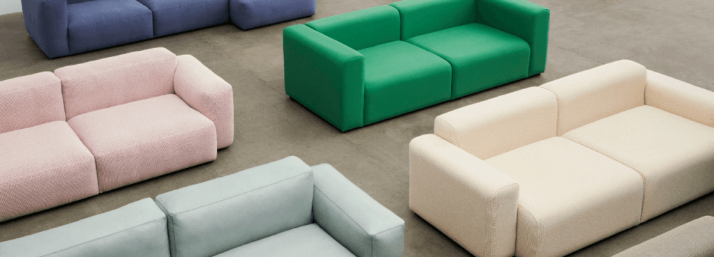 Καναπές HAY Mags Low Armrest, αρθρωτό σύστημα καθισμάτων σε μπλε, ροζ, πράσινο, γαλάζιο και κρεμ.