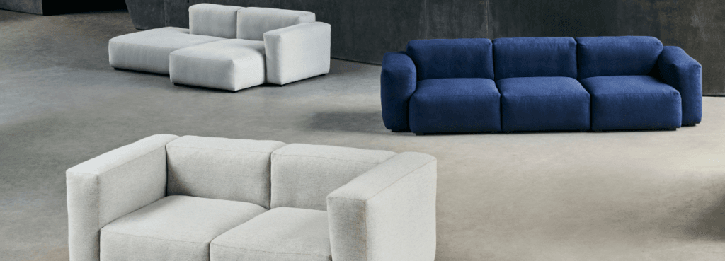 Καναπές Mags Soft Low Armrest της HAY σε μπλε και ανοιχτό γκρι, αρθρωτά καθίσματα για κατοικίες ή χώρους γραφείου.