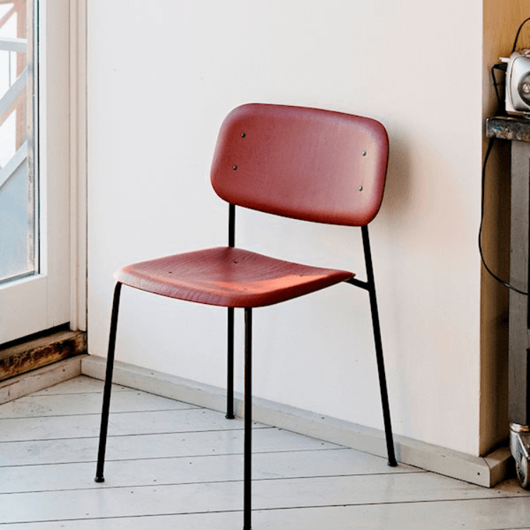 Καρέκλα HAY Soft Edge 40. Κόκκινο ξύλινο κάθισμα και πλάτη, μαύρος ατσάλινος σκελετός. Μινιμαλιστικός σχεδιασμός.