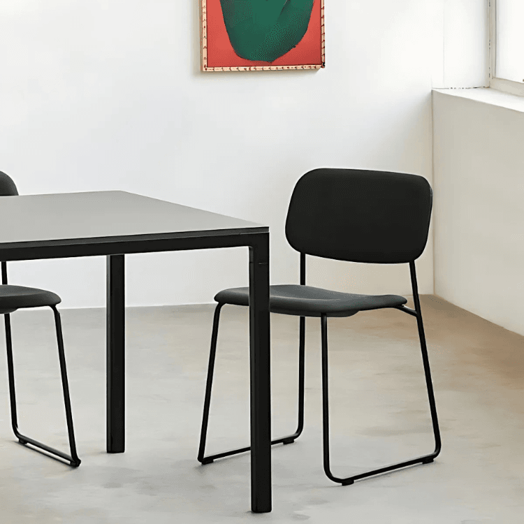 Μαύρη καρέκλα Soft Edge 51 με ατσάλινη βάση, σχεδιασμός HAY. Μινιμαλιστικό στυλ.