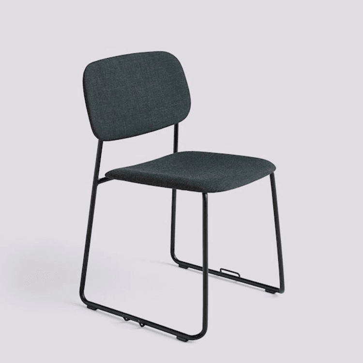 Καρέκλα HAY Soft Edge 53. Ταπετσαρία από σκούρο γκρι ύφασμα με μαύρη ατσάλινη βάση τύπου έλκηθρου. Σύγχρονος σχεδιασμός.