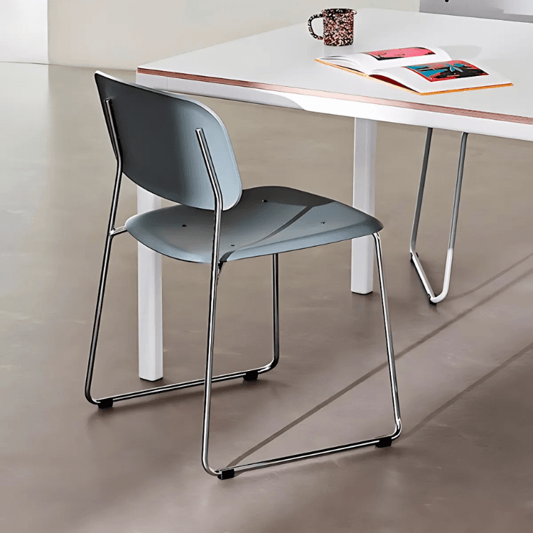 Καρέκλα HAY Soft Edge 55. Μπλε πλαστικό κάθισμα/πλάτη με ατσάλινη βάση τύπου έλκηθρου. Σύγχρονος σχεδιασμός.
