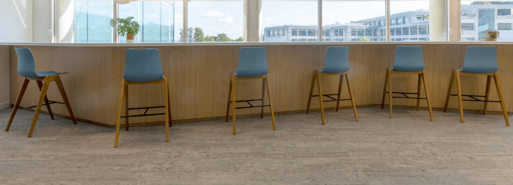 Σειρά από μπλε Polly Wood Stool με ξύλινα πόδια, σε ύψος μπαρ.