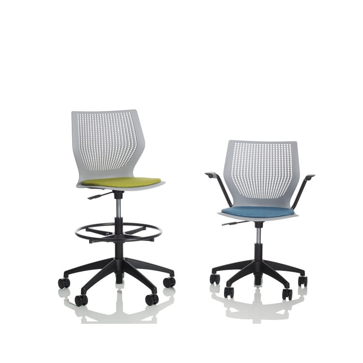 Ψηλό σκαμπό MultiGeneration by Knoll®. Γκρι, εργονομικός σχεδιασμός με πολύχρωμα μαξιλάρια καθίσματος και τροχήλατη βάση.