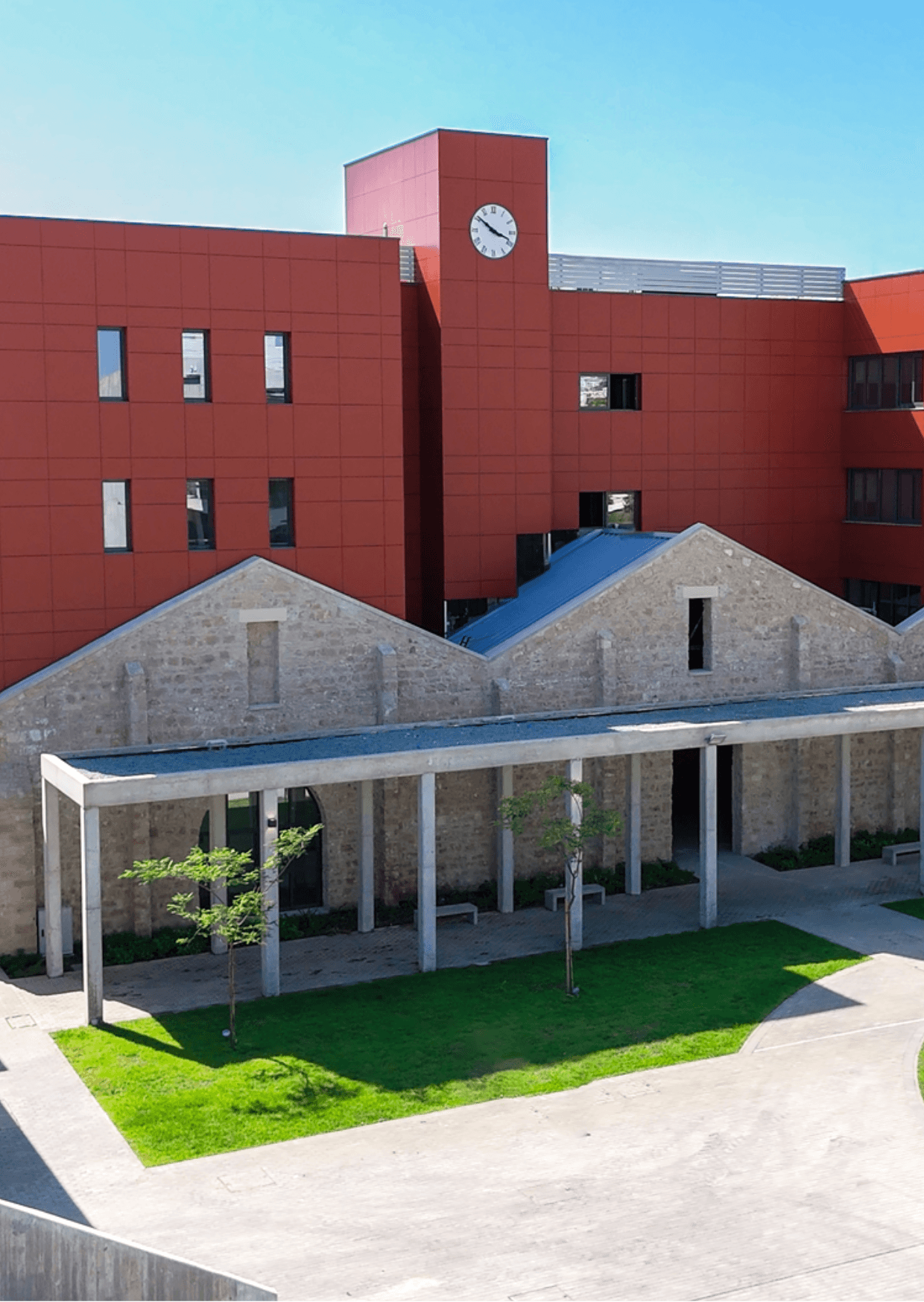 American University of Beirut, πανεπιστημιούπολη Πάφου, Πανεπιστήμιο Κύπρου. Σύγχρονη αρχιτεκτονική με κόκκινα πάνελ και πέτρινες καμάρες.