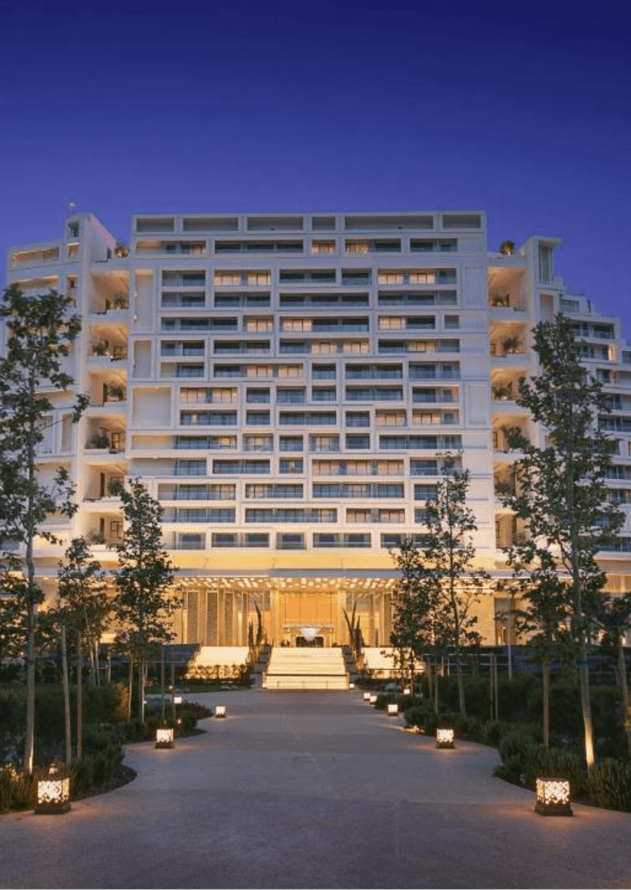 Το City of Dreams Mediterranean στη Λεμεσό, Κύπρος, κοντά στο Πανεπιστήμιο Κύπρου. Αρχιτεκτονική πολυτελούς θερέτρου και καζίνο στο σούρουπο.