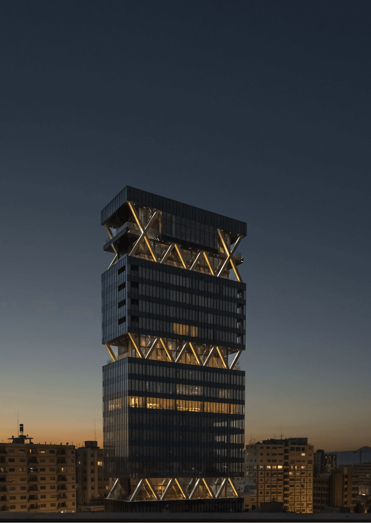 LABS Tower, Λευκωσία, Κύπρος. Σύγχρονη αρχιτεκτονική, εργαστηριακό κτίριο του Πανεπιστημίου Κύπρου με ιδιαίτερο δομικό σχεδιασμό στο σούρουπο.