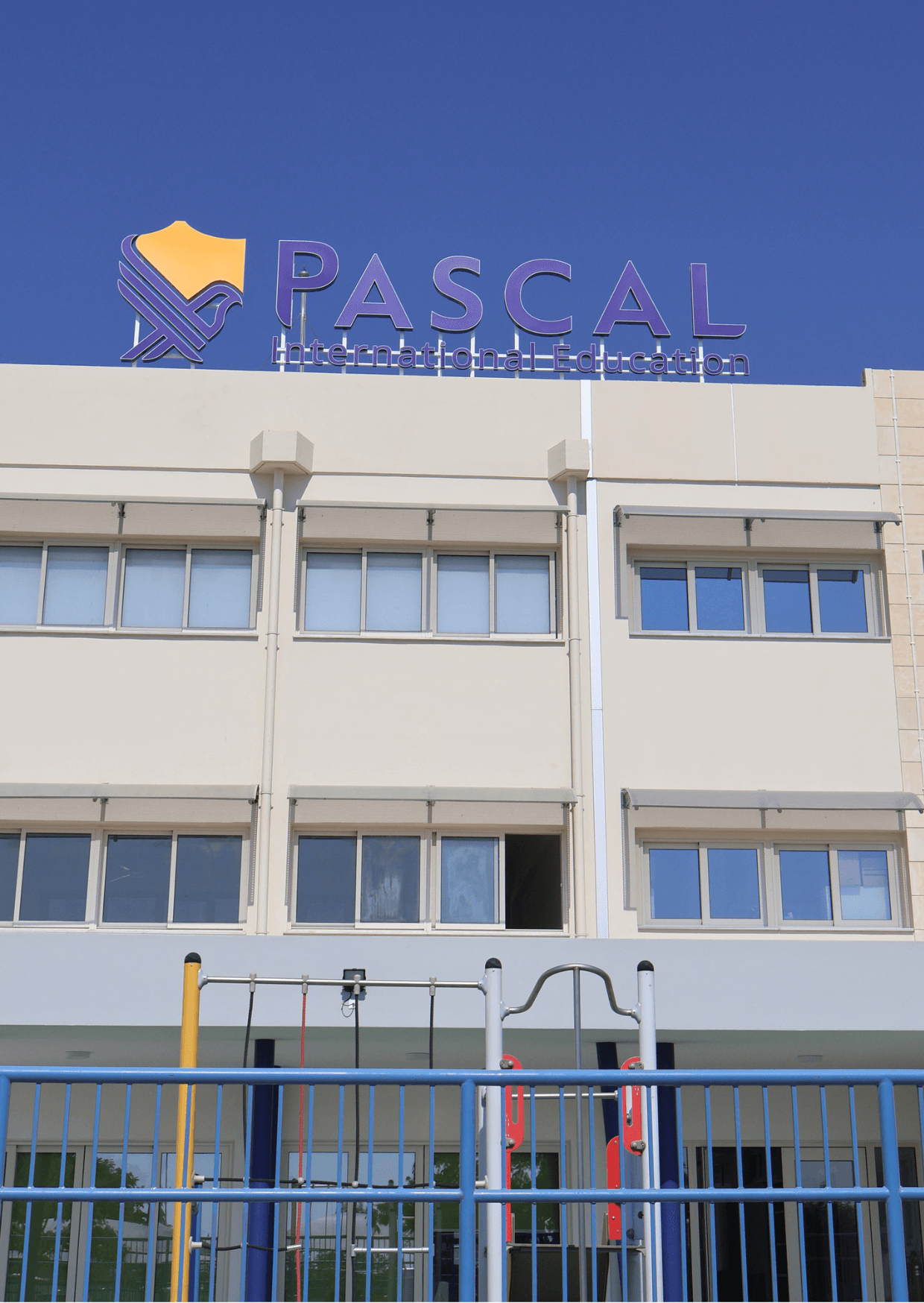 Πρόσοψη του κτιρίου του Pascal International School στη Λευκωσία, Κύπρος, μέρος του εκπαιδευτικού δικτύου του Πανεπιστημίου Κύπρου.