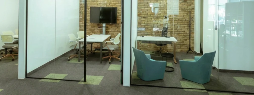 Meeting booth, a smart office solution with glass walls, table, chairs and screen for workspaces that support concentration. Meeting-booth.webp