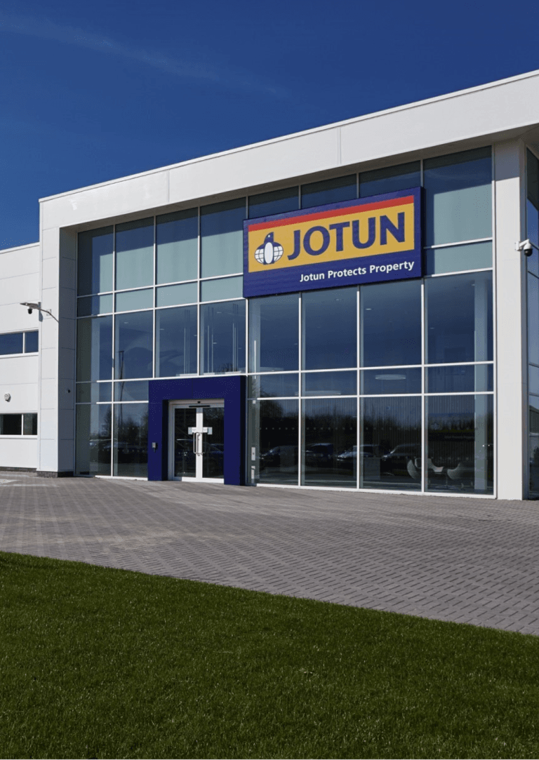 Κτίριο της Jotun Paints στο Σιμπ του Ομάν. Σύγχρονη αρχιτεκτονική με το λογότυπο της Jotun, που προβάλλει την προστασία των ακινήτων μέσα από ποιοτικές λύσεις βαφής.