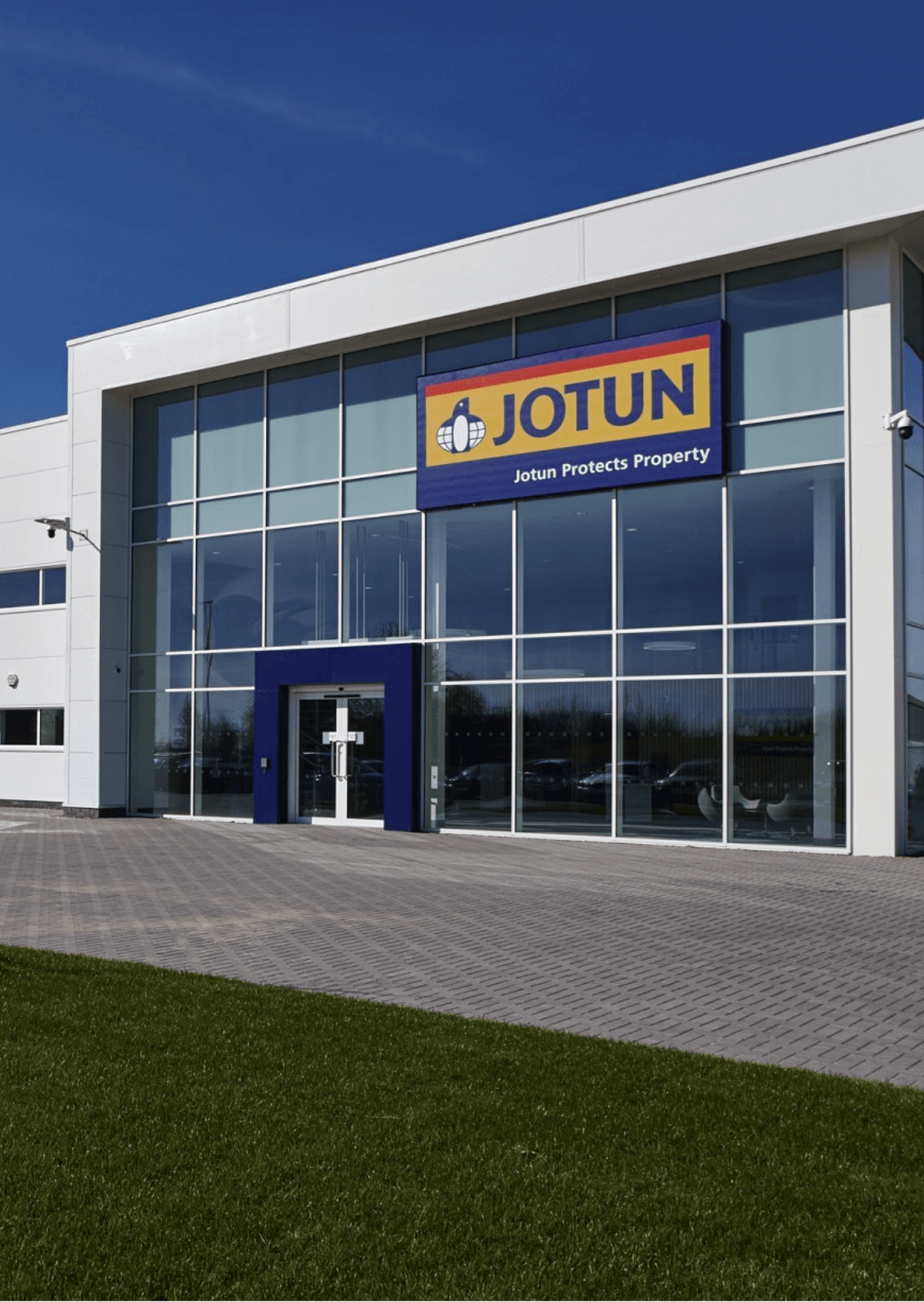 Κτίριο της Jotun Paints στο Σιμπ του Ομάν. Σύγχρονη αρχιτεκτονική με το λογότυπο της Jotun, που προβάλλει την προστασία των ακινήτων μέσα από ποιοτικές λύσεις βαφής.