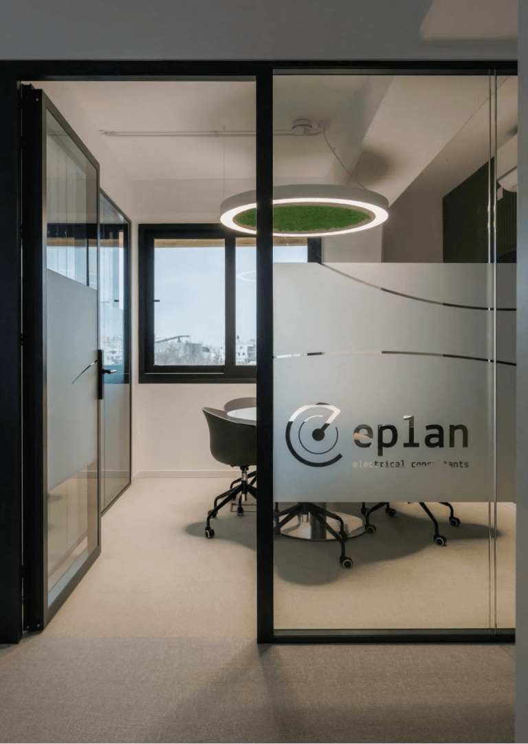 Εσωτερικό των γραφείων της ePlan Consultants, με σύγχρονη αίθουσα συσκέψεων και το λογότυπο «ePlan» σε γυαλί αμμοβολής.