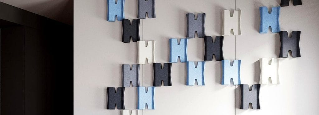 Στοιχεία Arbor Weave από τσόχα PET σε σκούρες και ανοιχτές αποχρώσεις δημιουργούν μια αρθρωτή γεωμετρική σύνθεση τοίχου που αξιοποιεί τον αρνητικό χώρο.