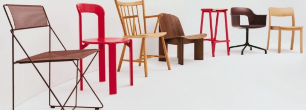 Chisel 85 Lounge Chair σε σκούρο ξύλο, ανάμεσα σε συλλογή διαφορετικών καθισμάτων design σε λευκό φόντο.