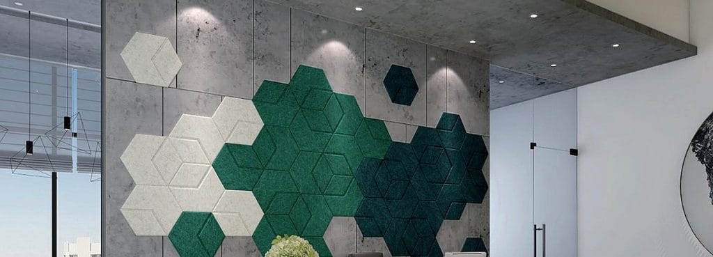 Ηχοαπορροφητικά πάνελ τοίχου Diag Hex από τσόχα σε λευκό, ανοιχτό πράσινο και σκούρο πράσινο, με πολυεδρικό σχέδιο 3D με διαγώνιες πτυχώσεις.